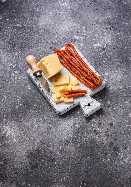 Ser i salami, kiełbasa na desce — Zdjęcie stockowe