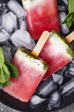 Karpuz şeklinde ev yapımı popsicles