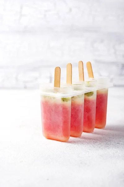 Hausgemachte Eis am Stiel in Form einer Wassermelone — Stockfoto