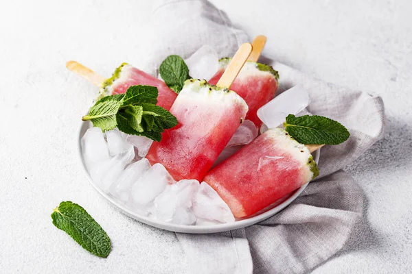 Karpuz şeklinde ev yapımı popsicles — Stok fotoğraf