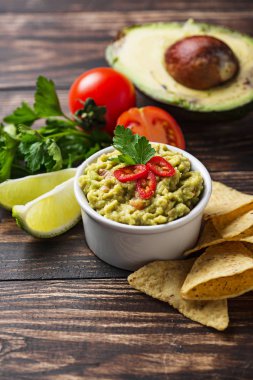 Avokado sosu guacamole mısır cipsi cips ile