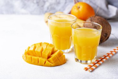 Taze tropikal mix meyve suyu