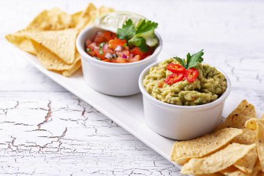 Guacamole, domates sosu salsa ve cips cips