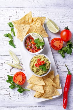 Guacamole, domates sosu salsa ve cips cips