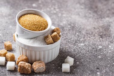 Beyaz ve kahverengi şeker kamışı