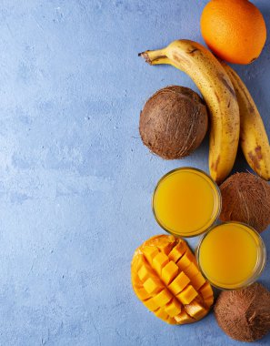 Taze tropikal mix meyve suyu