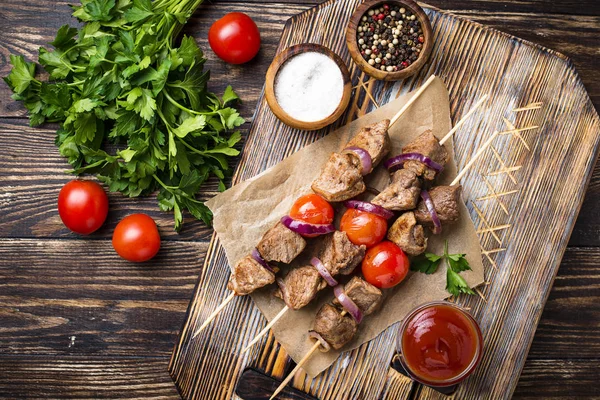 Brochettes de kebab grillées aux tomates — Photo