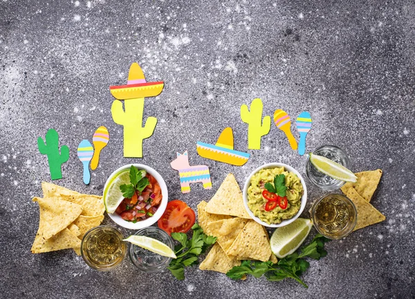Guacamole, salsa, nachos és a tequila — Stock Fotó