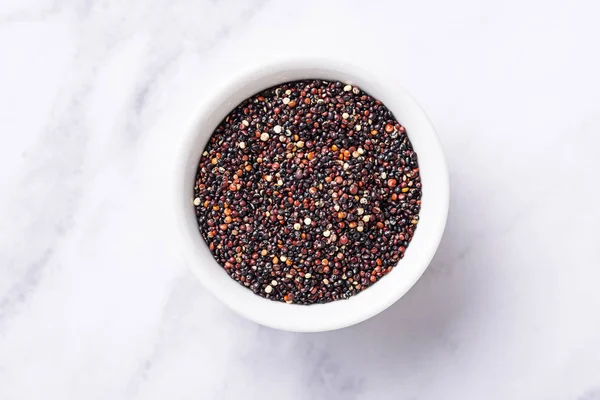 Graines de quinoa noires saines dans un bol — Photo