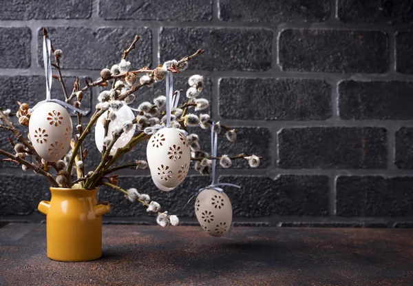 Easter background with willow and eggs — Stock Photo, Image