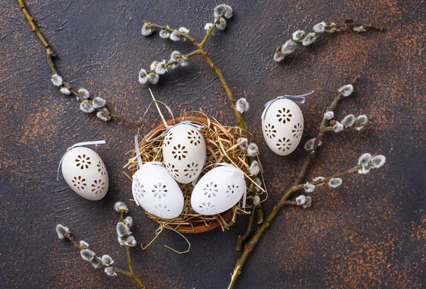 Easter background with willow and eggs — Stock Photo, Image