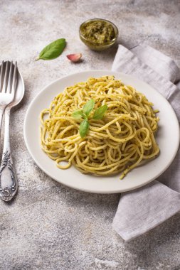 İtalyan spagetti makarna pesto sos ile