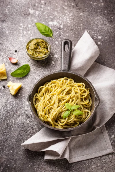 Pasta italiana de espagueti con salsa de pesto — Foto de Stock