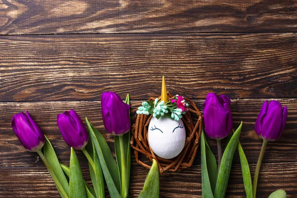 复活节背景与郁金香和独角兽蛋 — 图库照片