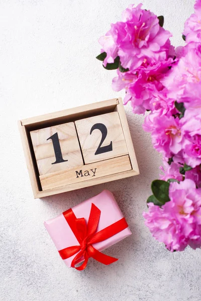 Anyák napi koncepció, a naptár és a virágok — Stock Fotó