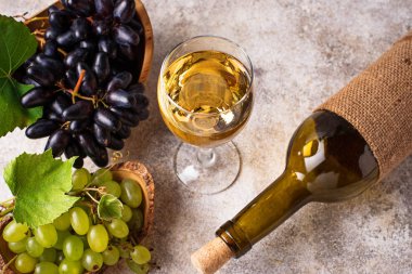 Üzüm, şişe ve bardak beyaz şarap