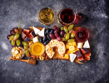 Üzüm ve şaraplı peynir tabağı.