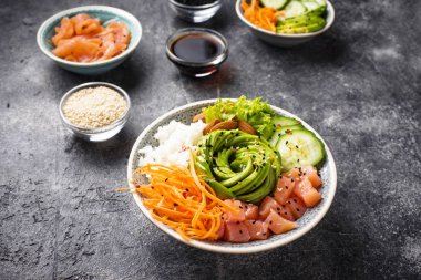 Somon, pirinç ve sebze ile Hawaiian poke kase