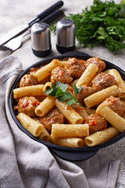 Domates soslu köfteli makarna..