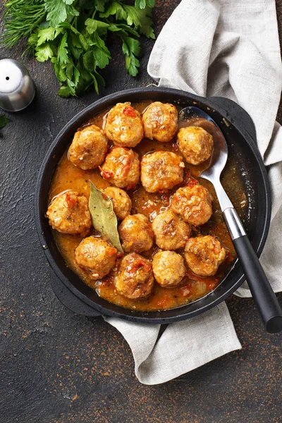 Hemlagade köttbullar med tomatsås — Stockfoto