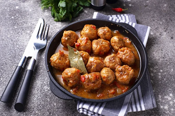 Hemlagade köttbullar med tomatsås — Stockfoto