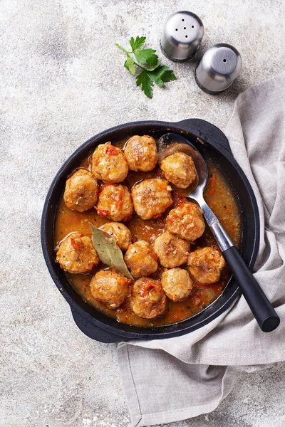 Hemlagade köttbullar med tomatsås — Stockfoto