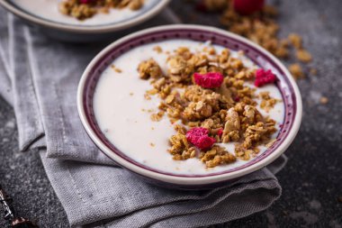 Granola yoğurt ve kurutulmuş frambuaz