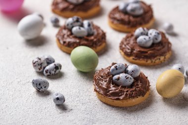 Paskalya kurabiye şeklinde yuva yumurta ile