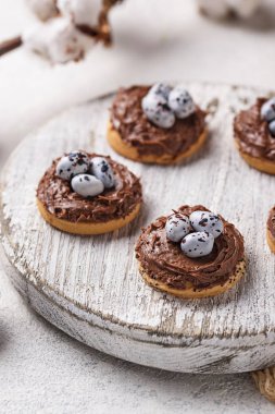 Paskalya kurabiye şeklinde yuva yumurta ile