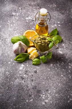 Ev yapımı geleneksel İtalyan pesto sos