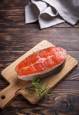 Baharat ile taze somon steak