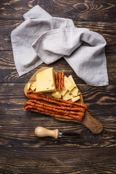 나무 보드에 치즈와 살라미 소시지 — 스톡 사진