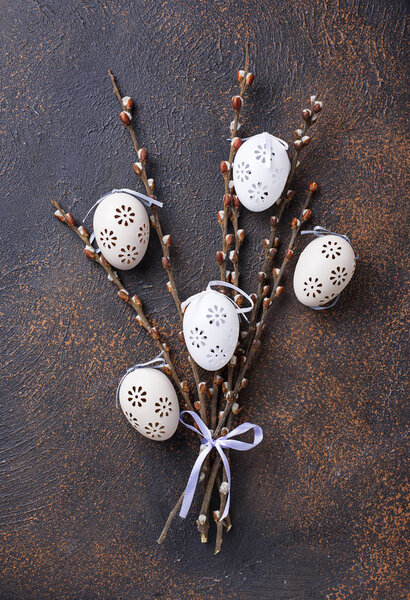 Пасхальный фон с ивой и яйцами
