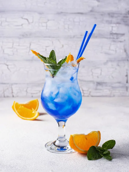 Bebida de cocktail azul com gelo e laranja — Fotografia de Stock