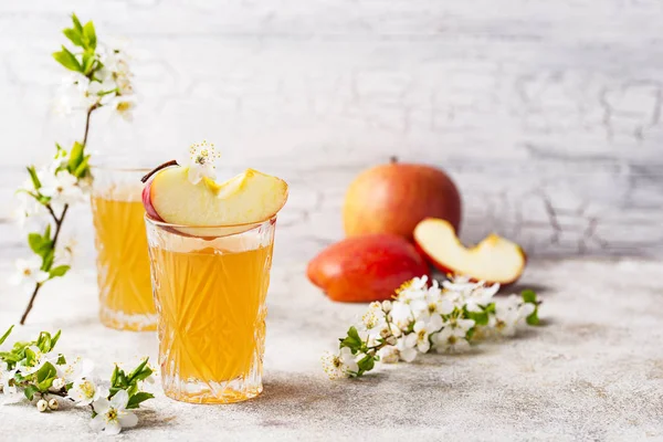 Gläser mit frischem Apfelsaft oder Apfelmost — Stockfoto