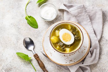 Yumurta ile kuzukulağı çorbası veya yeşil Borş