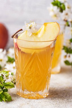 Taze elma suyu veya elma şarabı ile gözlük