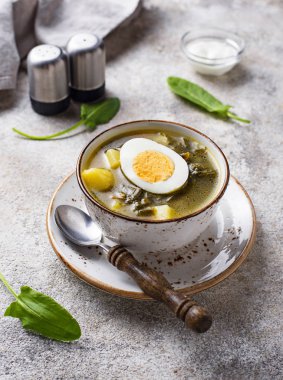 Yumurta ile kuzukulağı çorbası veya yeşil Borş