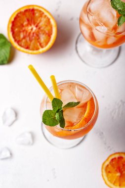 Aperol Spritz, portakal ile Italyan kokteyli