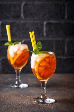Aperol Spritz, portakal ile Italyan kokteyli