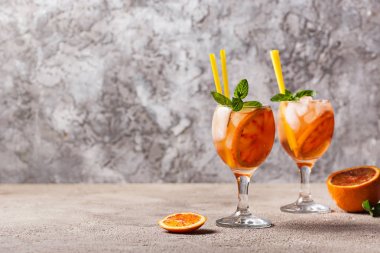 Aperol Spritz, portakal ile Italyan kokteyli