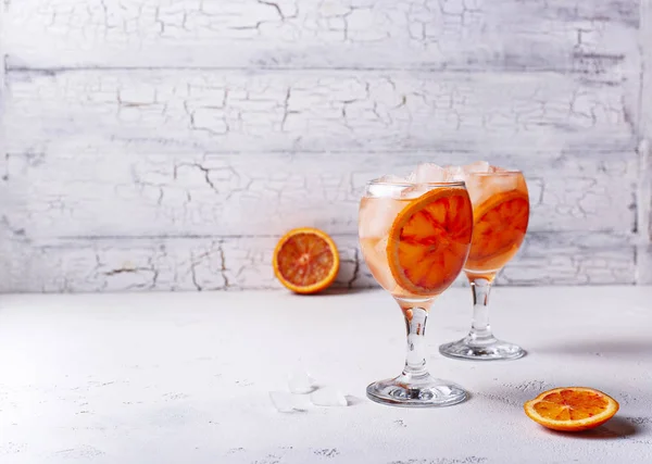 Aperol spritz, coquetel italiano com laranja — Fotografia de Stock