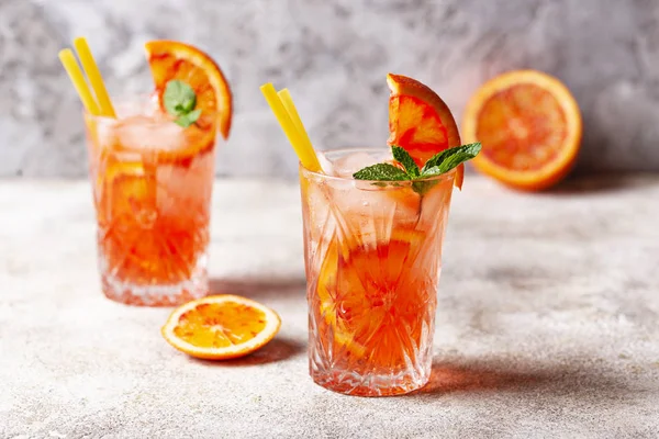 Coquetel Negroni com laranja e gelo — Fotografia de Stock