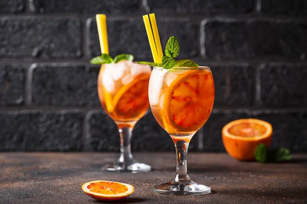 Aperol Spritz, portakal ile Italyan kokteyli — Stok fotoğraf