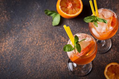 Aperol Spritz, portakal ile Italyan kokteyli