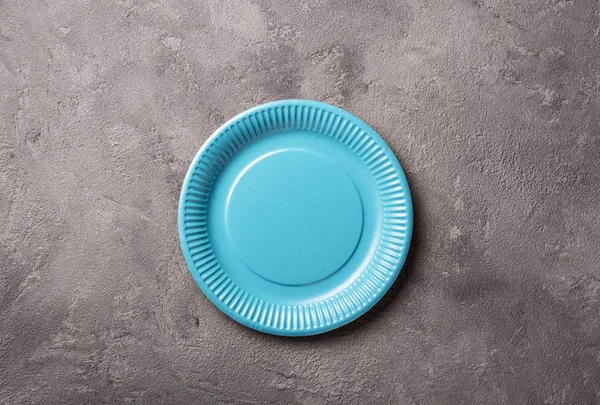 Экологичная голубая бумажная тарелка — стоковое фото