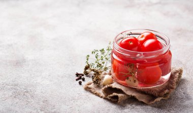 Ev yapımı turşu kiraz domates