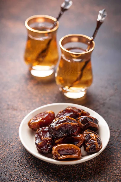Традиционный арабский чай и сухие финики — стоковое фото