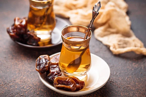 Tradycyjnej herbaty arabskiego i sucho daty — Zdjęcie stockowe