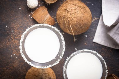 Hindistan cevizi martini veya Margarita. Alkollü kokteyl